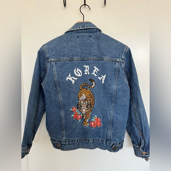 FOREVER 21 Denim jacket with embroidery on the back| Size: S| UNISEX| oversized. - Picture 7 of 15